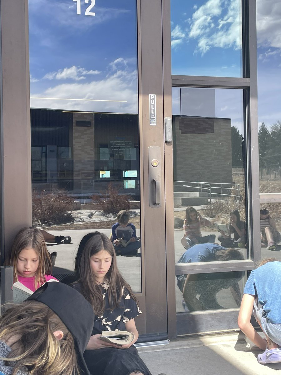 Enjoying interactive read aloud outside on this beautiful 70 degree day. <a href="/DouglassElem/">Douglass Elementary</a> <a href="/harveyoaxaca/">Dr. Harvey Oaxaca</a>