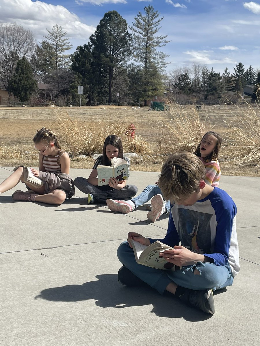 OkruchMrs's tweet photo. Enjoying interactive read aloud outside on this beautiful 70 degree day. @DouglassElem @harveyoaxaca https://t.co/q4UcSNfjNv