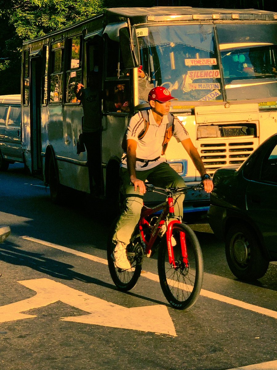 robydgm's tweet photo. de camino a casa amo ver el atardecer por las calles de chacao https://t.co/XTOon0Do3j