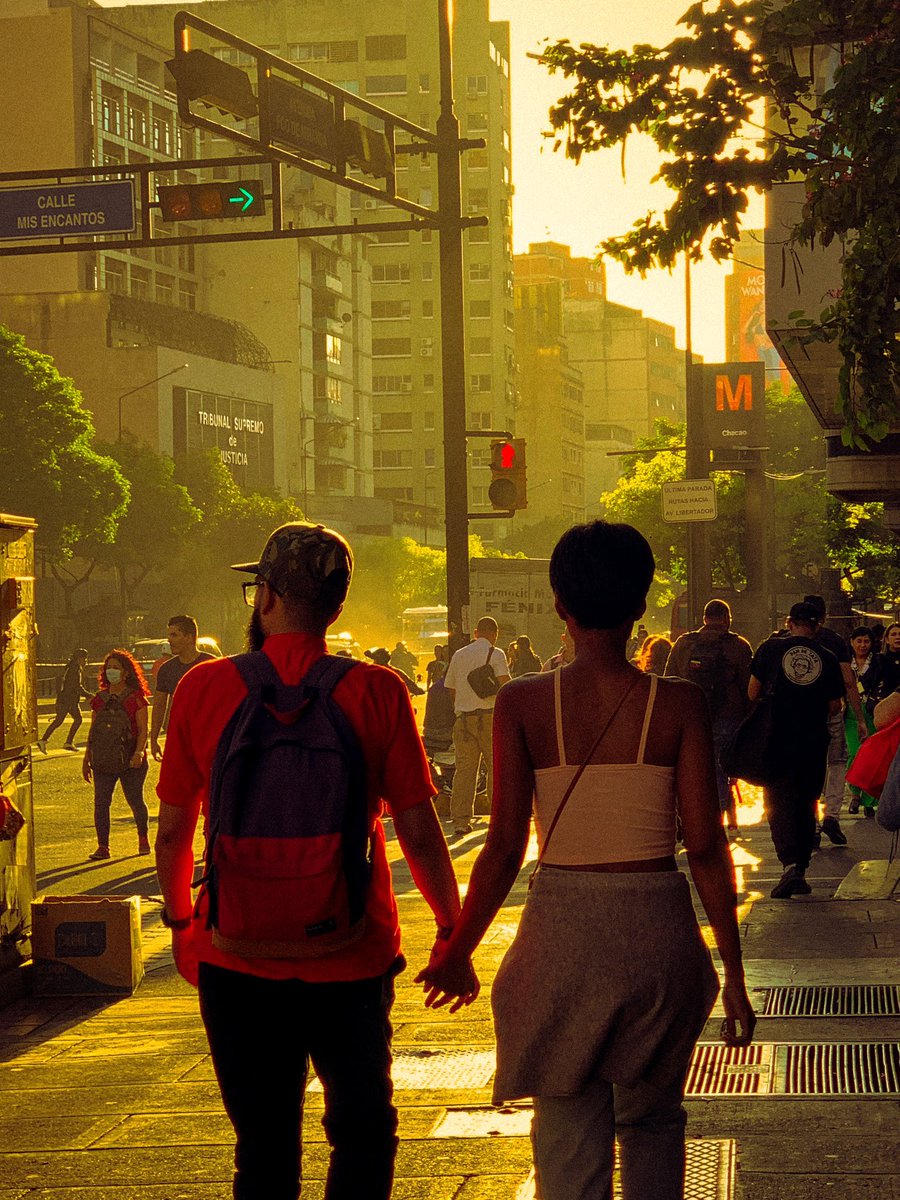 robydgm's tweet photo. de camino a casa amo ver el atardecer por las calles de chacao https://t.co/XTOon0Do3j