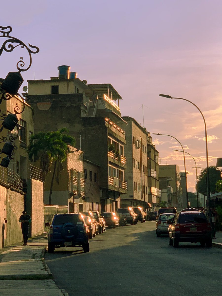 robydgm's tweet photo. de camino a casa amo ver el atardecer por las calles de chacao https://t.co/XTOon0Do3j