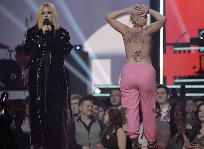 An extremely unpredictable Juno Awards gala took place on Monday night, during which a topless protester