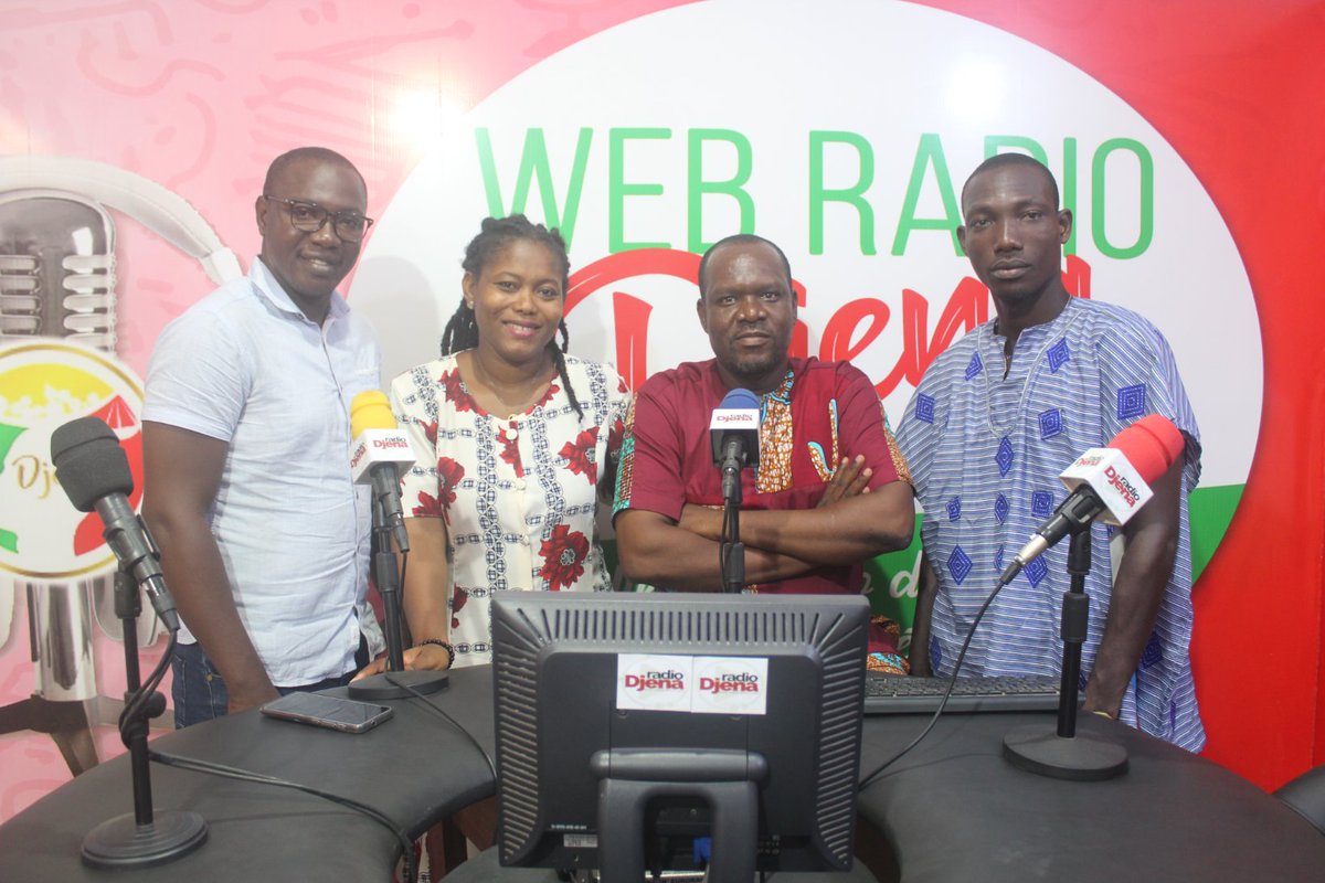 aedemkodjo's tweet photo. Enrichissant débat 🙂🤝🏽 lors de l'émission sportive sur #Radio_Djena ce jour. Nous avons parlé des #Eperviers du @TogoOfficiel . Le Togo sera-t-il à la @CAN2023CIV 2023 ? 🤔 Ou doit-on s'attendre à une 3e élimination de rang ? 😢 https://t.co/0HVLGGj1TJ