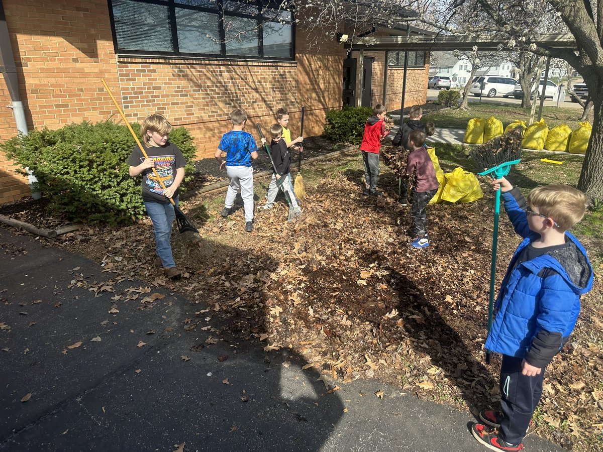 Spring cleaning was in full effect today! The Jefferson Boys Club helped out with some outstanding landscaping work around our campus! <a href="/KnightsR7/">Farmington Knights</a> #Chargeahead #Onecommunity
