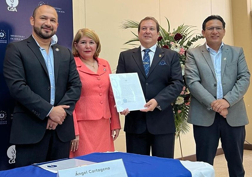 Christ_Aparicio's tweet photo. Entrega oficial de acuerdo ministerial de acreditación de la calidad académica a @unasasv, esto constituye un reconocimiento público al esfuerzo institucional por la mejora continua y el compromiso de la comunidad universitaria por la calidad y pertinencia.
¡Felicitaciones! https://t.co/UG1MLtdkS8