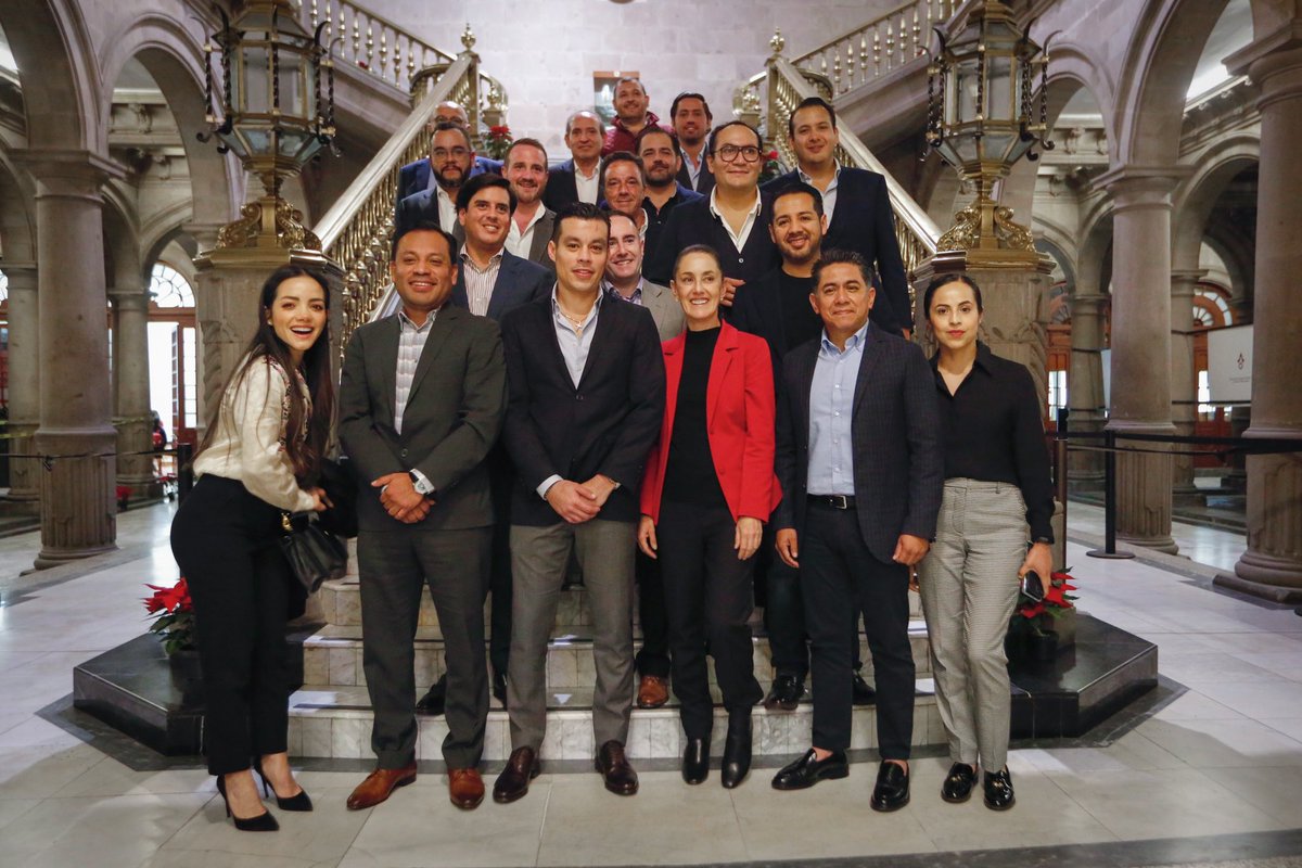 COCEMX's tweet photo. La Dra. @Claudiashein se reunió con empresarios de #COCEMX donde charlaron sobre el crecimiento social y económico del país, queda claro el apoyo de la Dra. a la inversión y el crecimiento de México #LlegoLaHoraDeCrecer 

@hermesfrancisc3 @ropedrero @CesarAu87781210 https://t.co/Su1AFuOPQ0