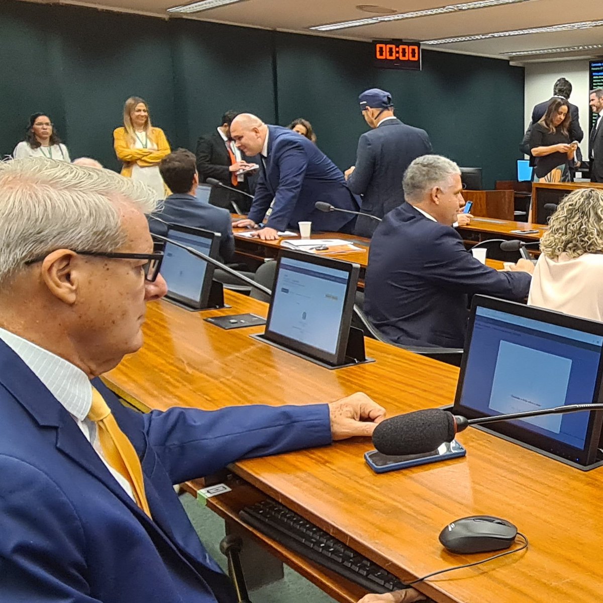 Pessoal, as comissões foram instaladas hoje. Serei membro titular da Comissão de Saúde. Uma honra representar uma área tão importante para toda a sociedade. Nossa missão é fortalecer ainda mais o SUS. Contem comigo!