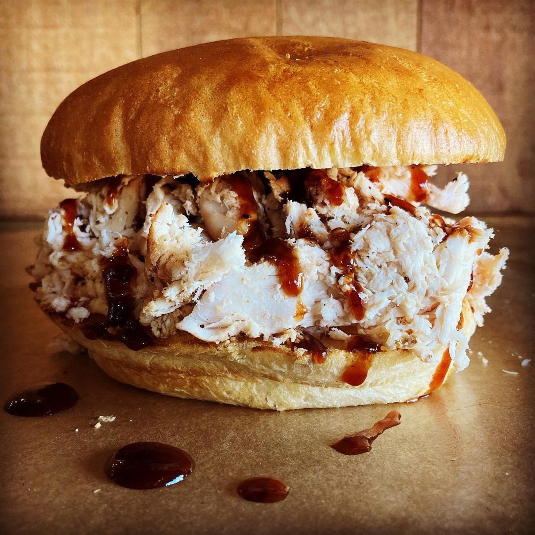 LuLu’s Pit BBQ Sandwich with Smoked Chicken. 🤩 Seasoned smoky goodness in every bite!😋