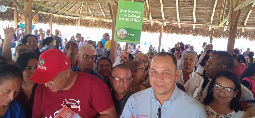 ArriechiNixon's tweet photo. #Hoy15Mar Nos acompaño en la Comuna Maizal el Viceministro Vicente Carbajal para la instalación de promotores por la calidad Educativa
#ChavezHechoMillones 
@NicolasMaduro 
@_LaAvanzadora 
@MPPEDUCACION 
@leivi24 
@Fundabitlara01 
@ZELara2019 https://t.co/ZhEYCh5BsS