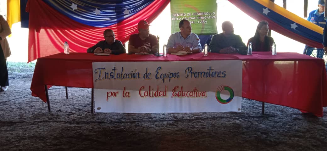 ArriechiNixon's tweet photo. #Hoy15Mar Nos acompaño en la Comuna Maizal el Viceministro Vicente Carbajal para la instalación de promotores por la calidad Educativa
#ChavezHechoMillones 
@NicolasMaduro 
@_LaAvanzadora 
@MPPEDUCACION 
@leivi24 
@Fundabitlara01 
@ZELara2019 https://t.co/ZhEYCh5BsS