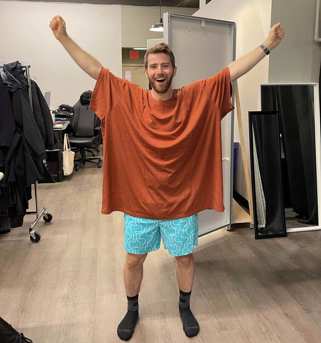Testing out some of the extended merch size samples we just got in!
 
6XL blank tee, Linus for scale