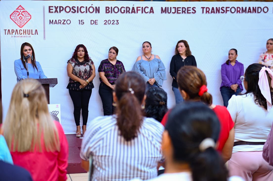RosyUrbinaTap's tweet photo. Inauguramos la Exposición Biográfica #MujeresTransformandoElMundo👩🏻, que nos permite comprender y valorar la lucha que muchas mujeres enarbolaron para que hoy tengamos mejores oportunidades de desarrollo.
#SigamosAdelante 💖
#TapachulaAvanza 🫶🏻 https://t.co/rvNobAwaO9