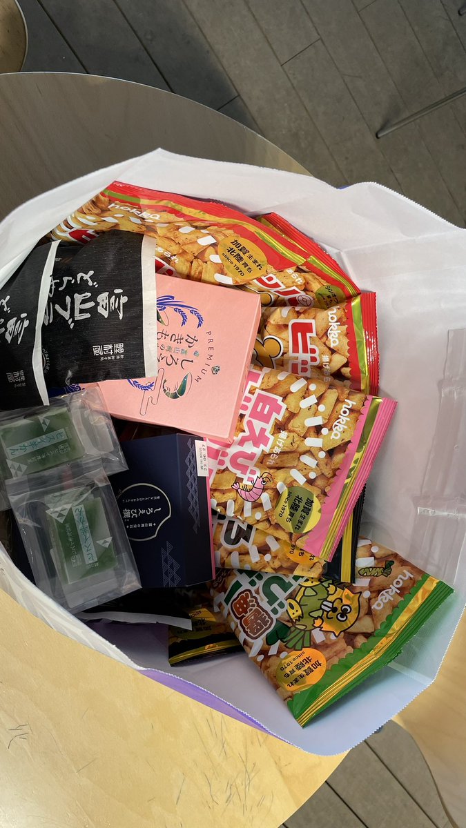 eisuke_iketel's tweet photo. 昨日富山のHATCHさん(@HATCH_2020)で #Raction のお試し会イベントをさせて頂きました！
県の事業のKPIも達成できてまずは一安心

色々助けて頂いた皆さんに富山のお土産たんまり買ったので、
松本をお世話してやったでって方は今週僕のところにたかりにきてください笑

#雪を冠った立山が絶景 https://t.co/brwb3vXIDQ