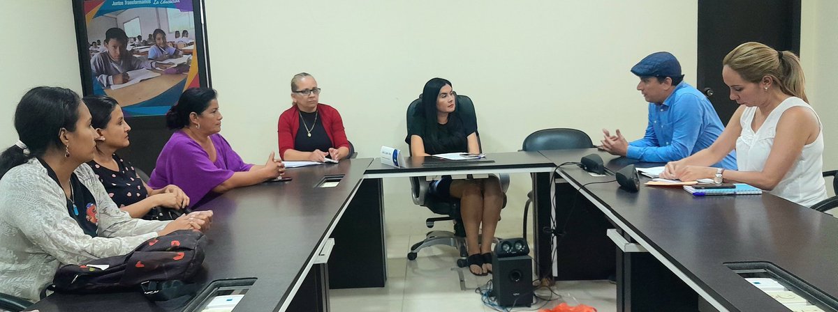 Junto a mi equipo administrativo mantuvimos una reunión en la <a href="/EducacionZ4_Ec/">EducacionZ4_Ec</a> representada por la Ab. <a href="/LopezJulia21/">Julia Lopez</a> en donde socializamos la renovación del convenio de cooperación interinstitucional para el funcionamiento de la U.E Guillermo Bucheli de la comunidad Los Casados.