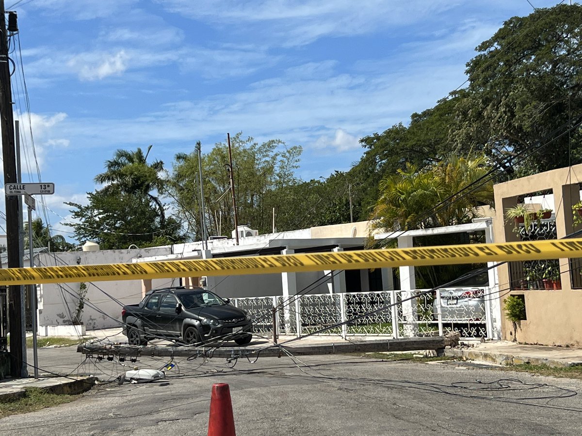 Calle 13B de Itzimna en Mérida llevamos más de 15 horas sin electricidad debido a un poste caído. <a href="/CFE_Contigo/">CFE_Contigo</a> <a href="/CFEmx/">CFEmx</a> ni sus luces!! 💡🔦