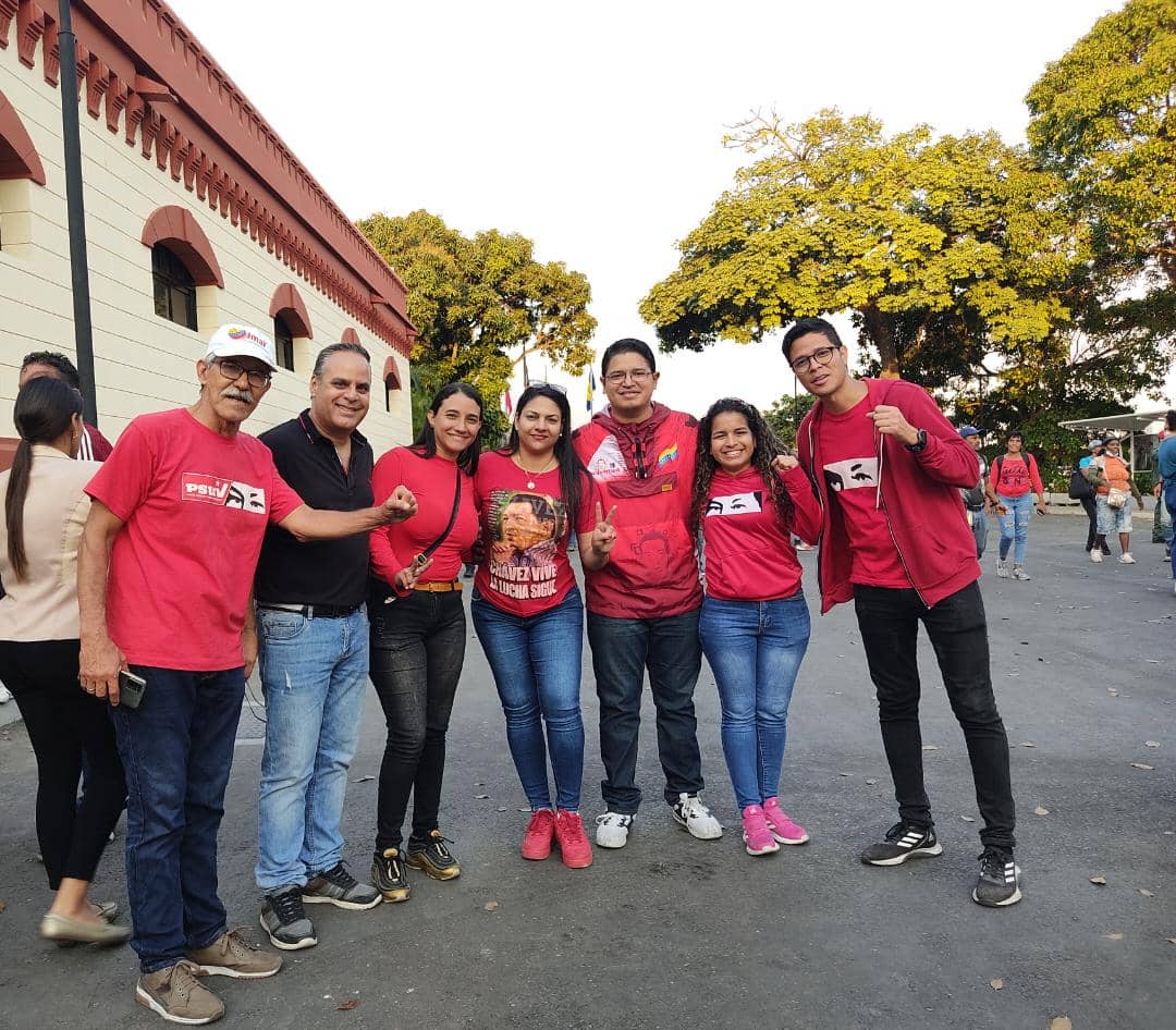 Llevamos a Chávez guardado en nuestro corazón... Por ahí están los hijos de Chávez multiplicados  y desde el cuartel de la montaña nuestros diputados de la patria rindiendo honores al comandante eterno <a href="/hugochavezteran/">Hugo Rafael Chávez Terán</a> <a href="/Fiodar/">Fiodar Acosta 🇻🇪 🤝 🇷🇺</a> 
<a href="/dcabellor/">Diosdado Cabello R</a> <a href="/PartidoPSUV/">PSUV</a>  #ChávezHechoMillones