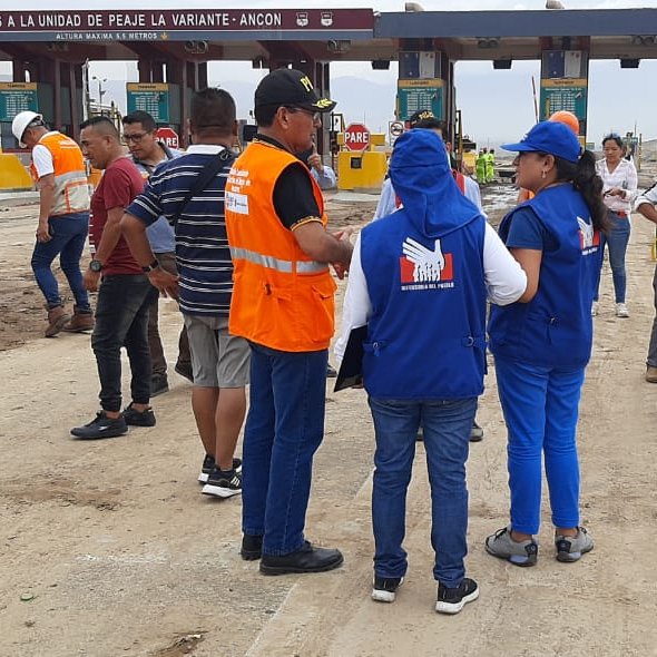 Defensoria_Peru's tweet image. #LimaNorte Acudimos al peaje #Ancón y verificamos que se realizan trabajos de limpieza y rehabilitación para habilitar el tránsito de los vehículos. Nos informan que suspensión debe durar todo el día y parte de la noche hasta retirar todo el lodo de la zona. (1/3)