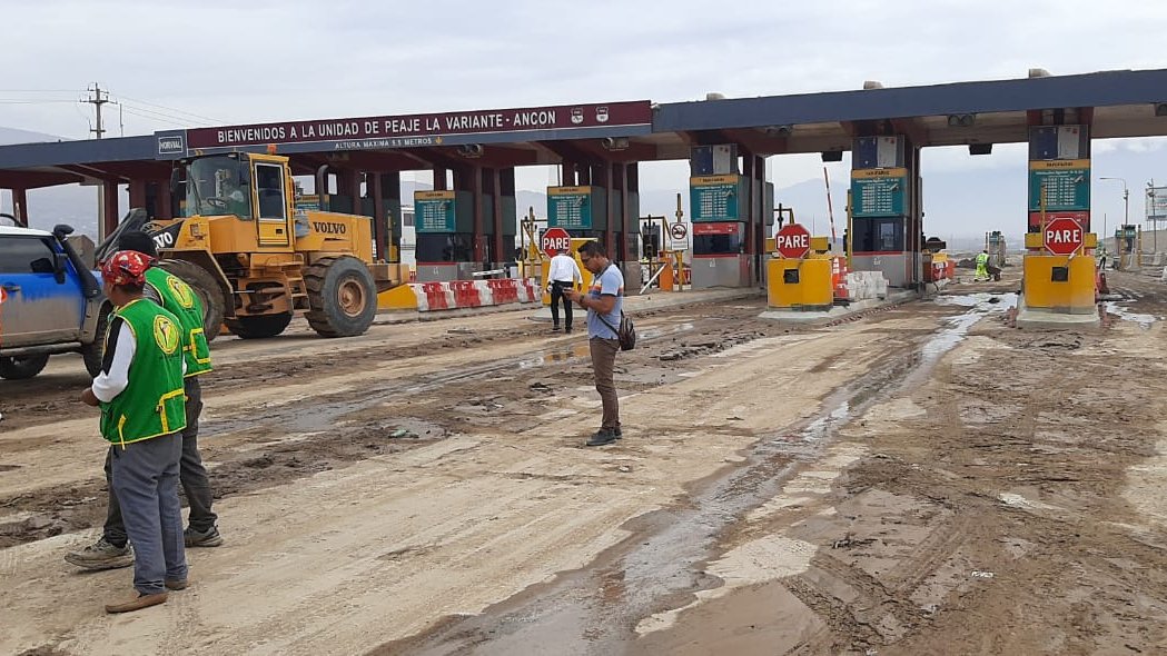 Defensoria_Peru's tweet image. #LimaNorte Acudimos al peaje #Ancón y verificamos que se realizan trabajos de limpieza y rehabilitación para habilitar el tránsito de los vehículos. Nos informan que suspensión debe durar todo el día y parte de la noche hasta retirar todo el lodo de la zona. (1/3)