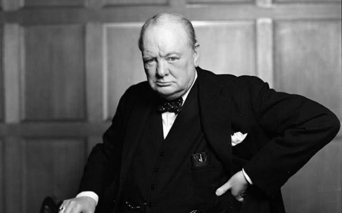 « On ne devrait jamais tourner le dos à un danger pour tenter de le fuir. Si vous le faites, vous le multiplierez par deux. Mais si vous l'affrontez rapidement et sans vous dérober, vous le réduirez de moitié. »
Winston Churchill