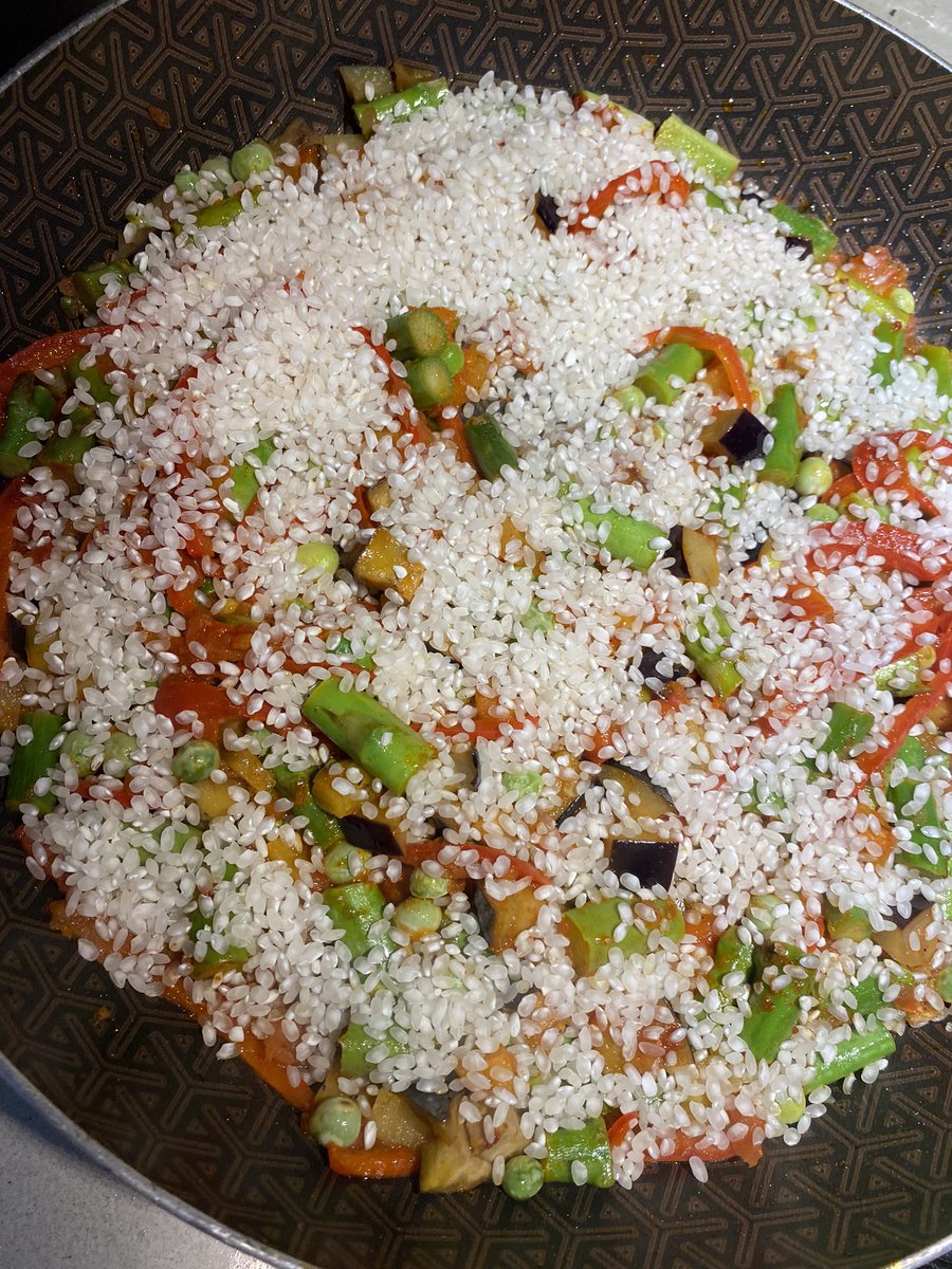 lucaspe's tweet photo. Arroz de verduras remanentes, se llama eso.  El fondo es de huesos remanentes también, puestos en olla a presión por dos horas con cebollas, ajos, tomates, pimientas, mostaza en grano. Veremos. https://t.co/hliy1JtcMf