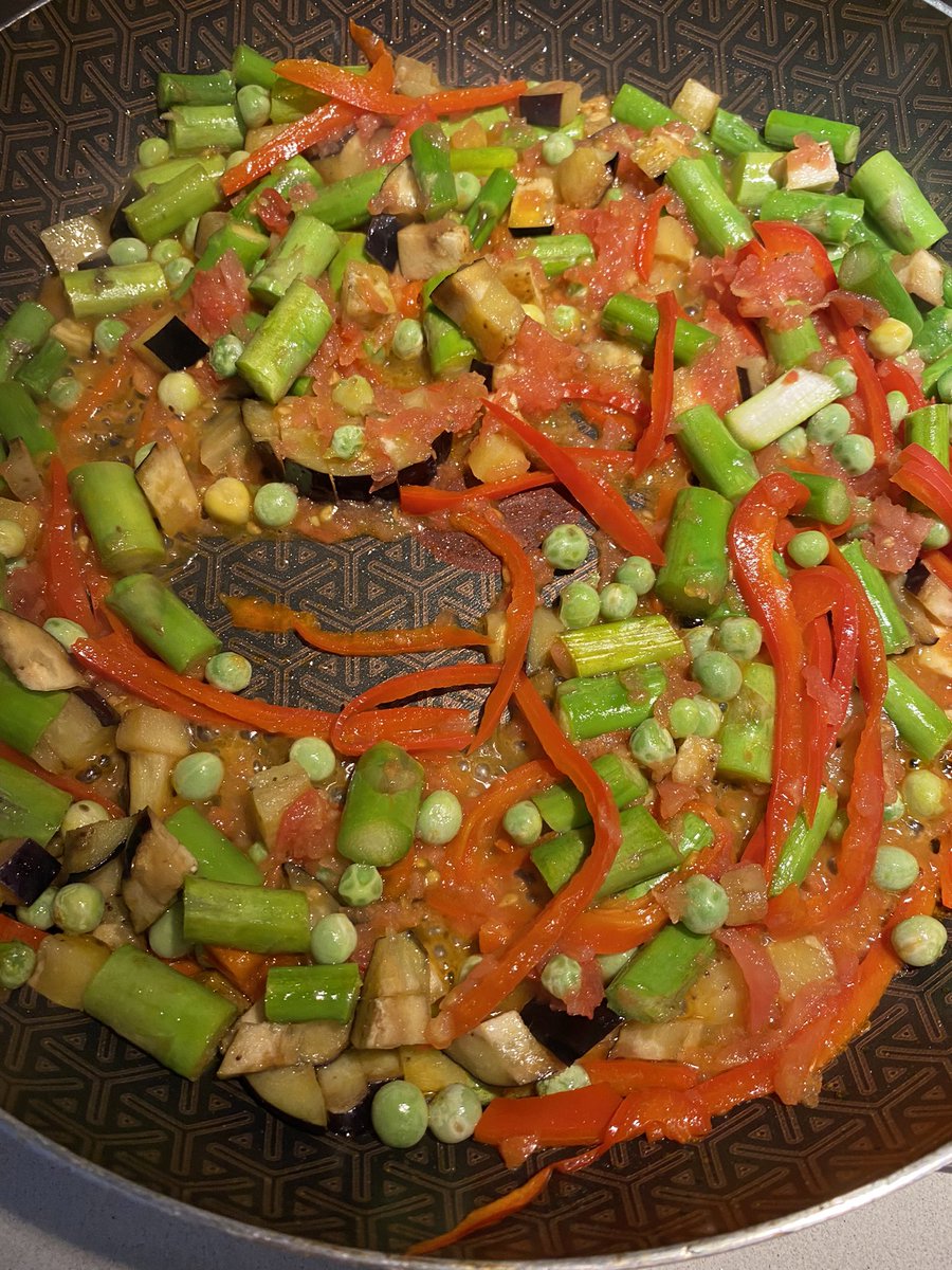 lucaspe's tweet photo. Arroz de verduras remanentes, se llama eso.  El fondo es de huesos remanentes también, puestos en olla a presión por dos horas con cebollas, ajos, tomates, pimientas, mostaza en grano. Veremos. https://t.co/hliy1JtcMf