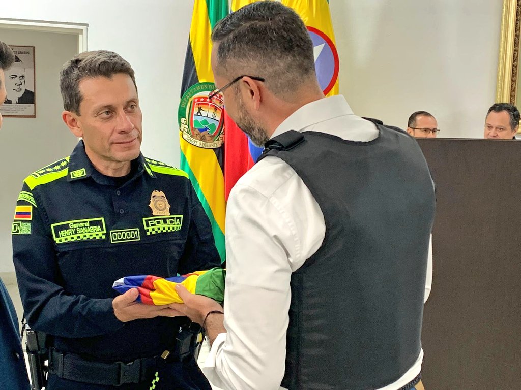 soyjaimeandres's tweet photo. Al @DirectorPolicia Henry Sanabria le entregué la bandera de la ciudad, en nombre de todas las personas que hoy sienten miedo de salir a la calle, que sufren la delincuencia a diario y que piden ayuda a gritos. 

La ciudad merece tranquilidad y autoridad. https://t.co/lII9QEWTWA