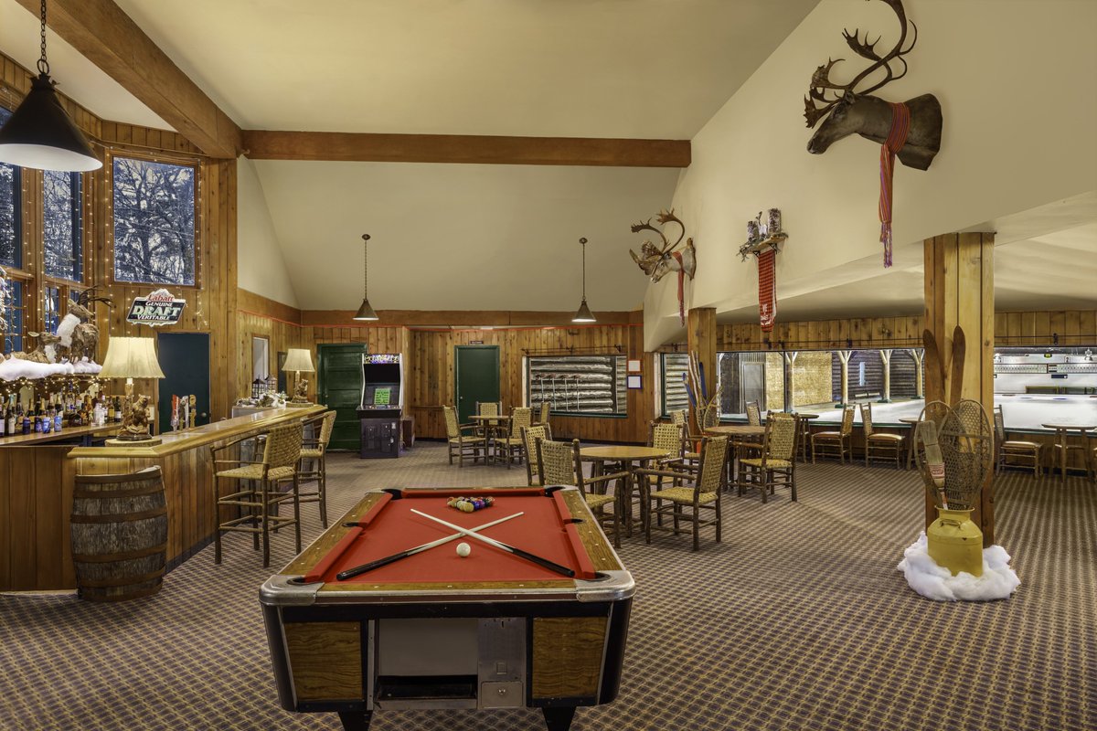 Il n'est pas trop tard pour profiter de cette vue entre deux joutes de curling ! 🥌

//

It's not too late to enjoy this view between two curling games!  🥌

#FairmontMontebello #Curling #ThatFairmontFeeling #Marchbreak