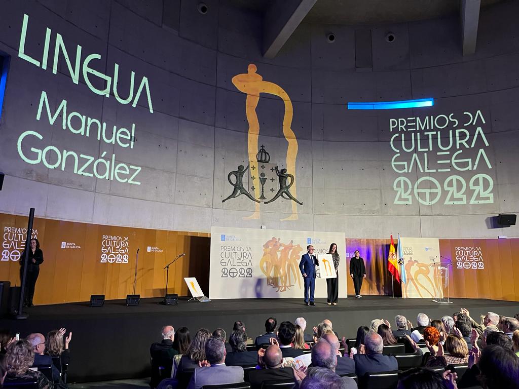 CulturaXunta's tweet photo. 🗣️O de #Lingua é o primeiro galardón dos #PremiosCulturaGalega22. Recíbeo Manuel González

Grazas ás súas contribucións á @AcademiaGalega, o Centro Ramón Piñeiro ou o @ILG_USC e aos seus estudos en sociolingüística, lexicografía ou terminoloxía, o galego gañou vitalidade https://t.co/QSDB9wvWOQ
