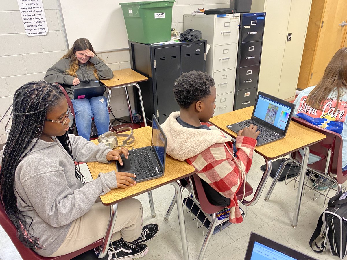 LowndesMiddle's tweet photo. Mr. Henderson’s social studies classes are using Book Creator to create ebooks that review their current unit. #DigitalLearningDay #OneLowndes #ThreeCs #Creation https://t.co/dt57hzsEKN