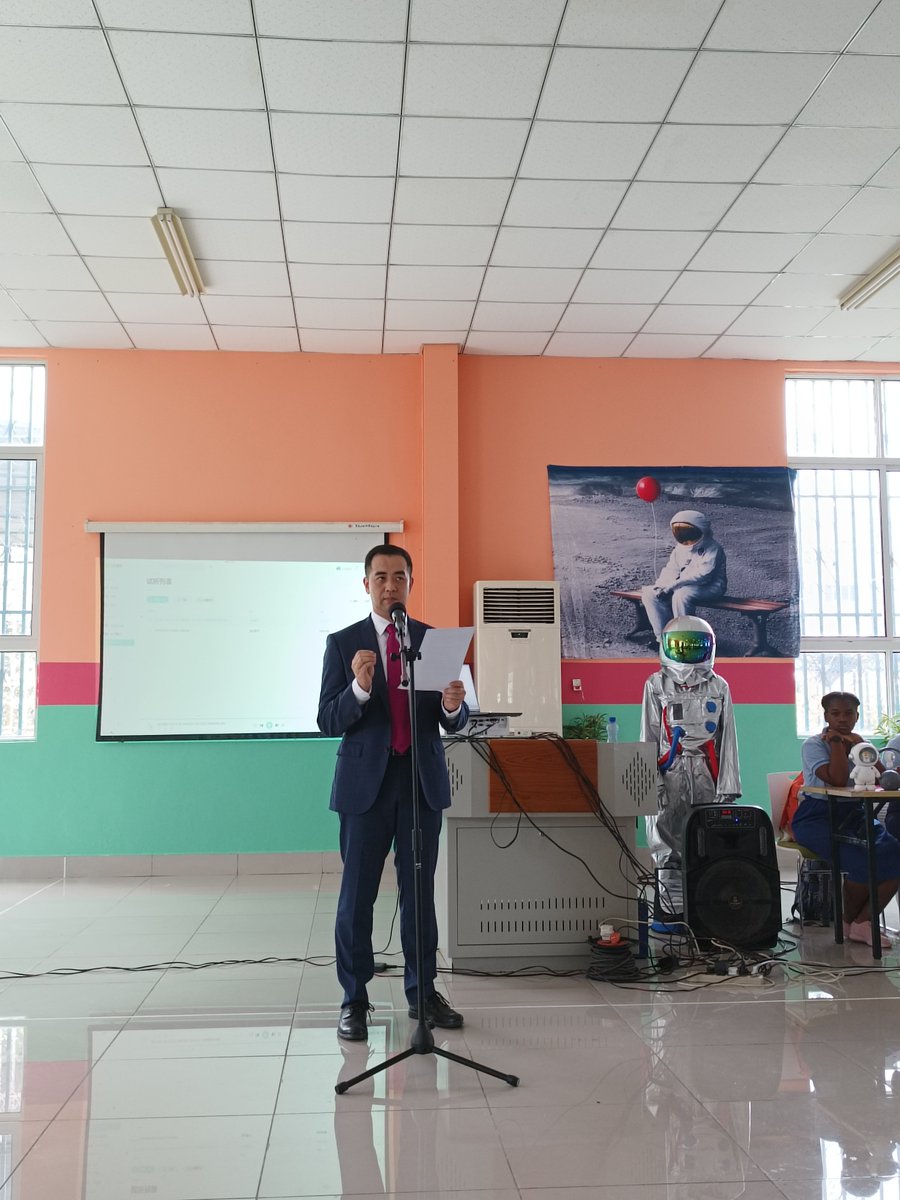 DeConfucio's tweet photo. On March 15, Confucius Institute of National University of Equatorial Guinea participated in the activity of opening ceremoy of Dialogue between Chinese Taikong Astronauts and African Youth ( youth of Equatorial Guinea) on the theme of "My Dream"drawing competition. https://t.co/woFesm6g0K