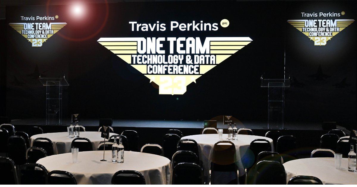 TP_plc's tweet image. Our recent #TechAndData conference centred around #OneTeam&quot; &amp;amp; focused on #collaboration and #teamwork. A @rafredarrows pilot shared their experience working as a team, while our CEO spoke on our strategy and ambition to be the leading partner to the construction industry.