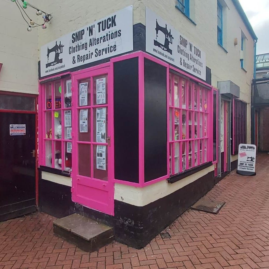 TuckSnip's tweet photo. I am now fully moved into our new shop on Bank Street.
I am open 11am - 4pm Mon, Tue, Thurs, Fri and 11am - 2pm Wed &amp; Sat https://t.co/KKoVG2PDqq