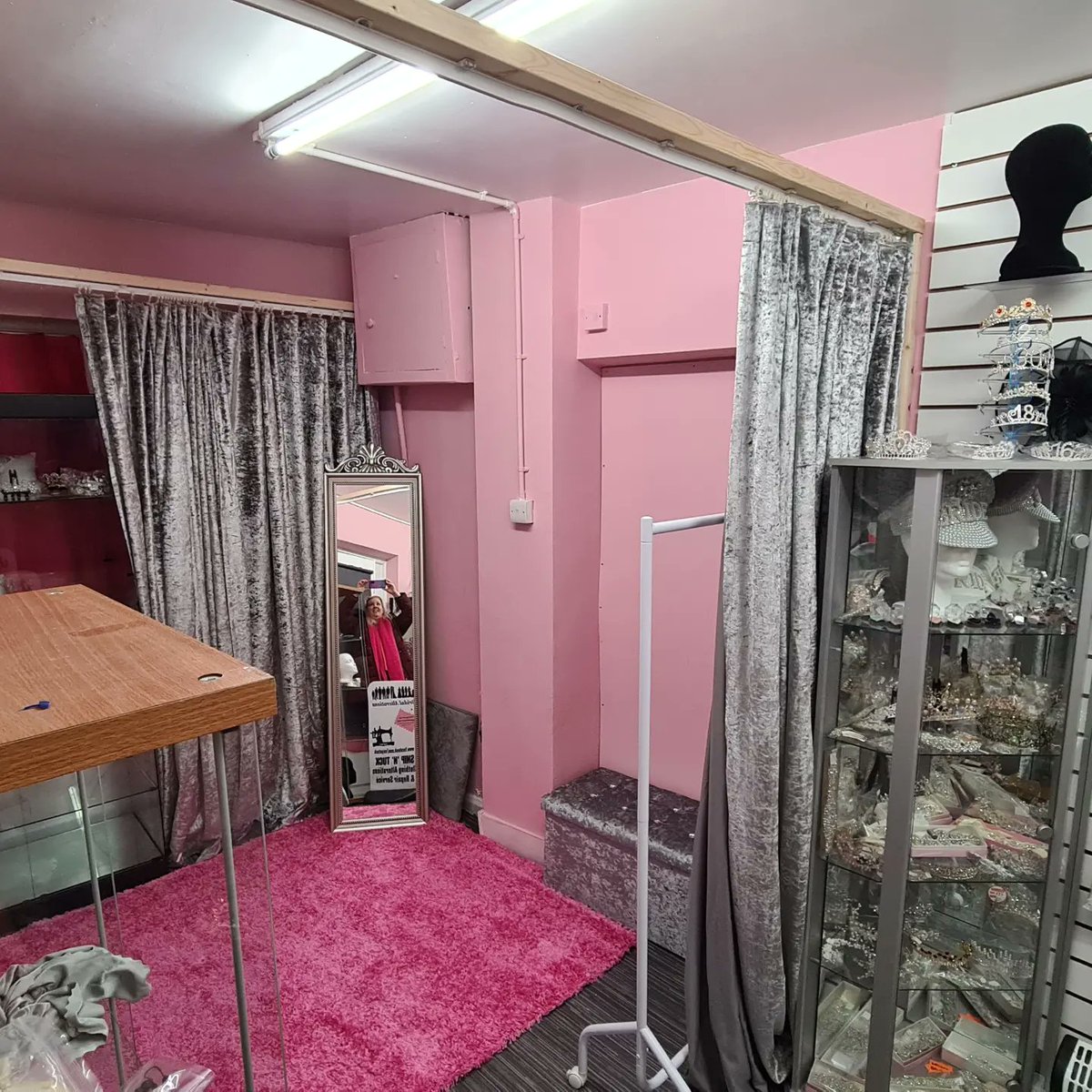 TuckSnip's tweet photo. I am now fully moved into our new shop on Bank Street.
I am open 11am - 4pm Mon, Tue, Thurs, Fri and 11am - 2pm Wed &amp; Sat https://t.co/KKoVG2PDqq