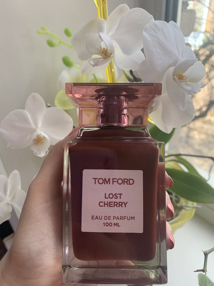 Пришла весна, а вместе с ней моё желание пополнять свой парфюмерный гардероб! 🥰

Это Tom Ford Lost Cherry 🍒🍒🍒
Какой же вкусный, приятный и богатый аромат ❤️‍🔥

Влюбилась в него и хочу ещё #TomFordBitterPeach 🍑
#TomFordLostCherry