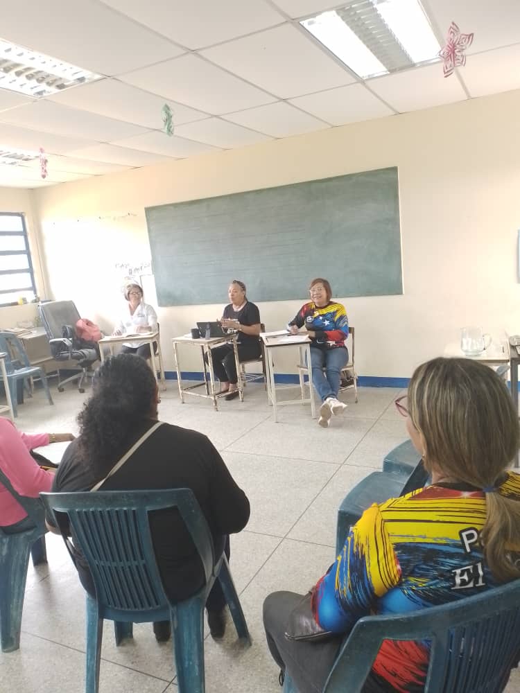 ActualZe's tweet photo. #15Marzo|Reunión con los voceros y supervisores del eje San Vicente, Corozo y Furrial. Con la finalidad de organizar la estructura del Centro de Desarrollo Educativo, contando con autoridades de la  Div. de CEUP ZE Monagas. 
@NicolasMaduro 
@_LaAvanzadora 
#ChávezHechoMillones https://t.co/Sxr3OYMreK