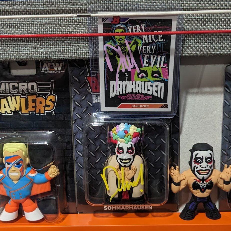 calcreateschaos's tweet image. I didn't get the #Sommarhausen #MicroBrawler when it first went on sale, but when I saw @DanhausenAD had some on his recent @Whatnot show, I knew I had to grab it. Happy to finally have this little guy in the collection. Grabbed the card, too. And signed! #figlife #mailcall