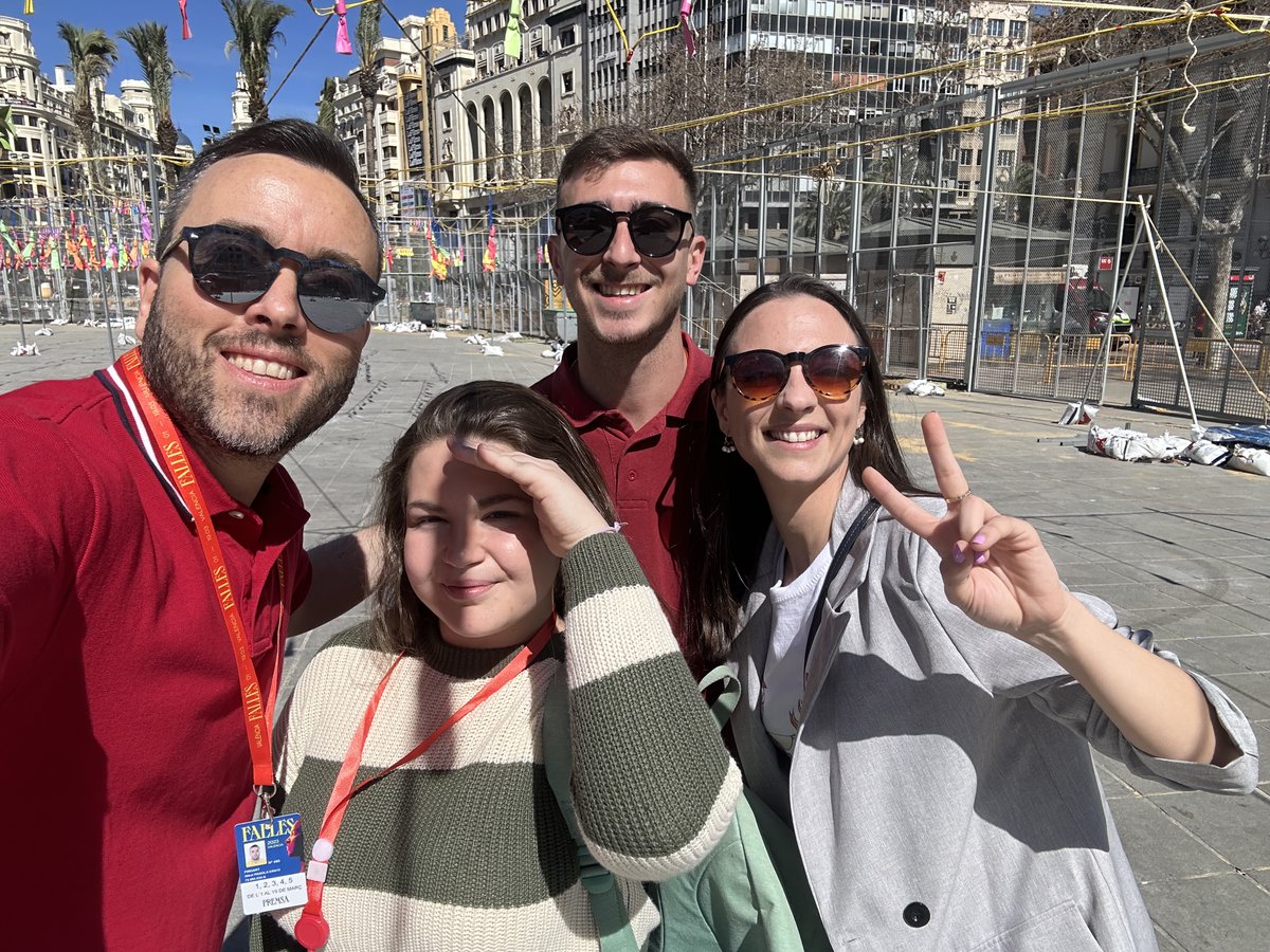 PIROART's tweet photo. Ayer estuvimos grabando un vídeo para Instagram sobre cómo es una mascletá, con la candidata Nuria Llopis. Fue durante el montaje de la 'disparà' de Tamarit, en la Plaza del Ayuntamiento de València. Fue un placer!
Aquí tenéis algunas fotos 📸 y el vídeo: https://t.co/3h3vPkQaWG https://t.co/mqhneZvxRY