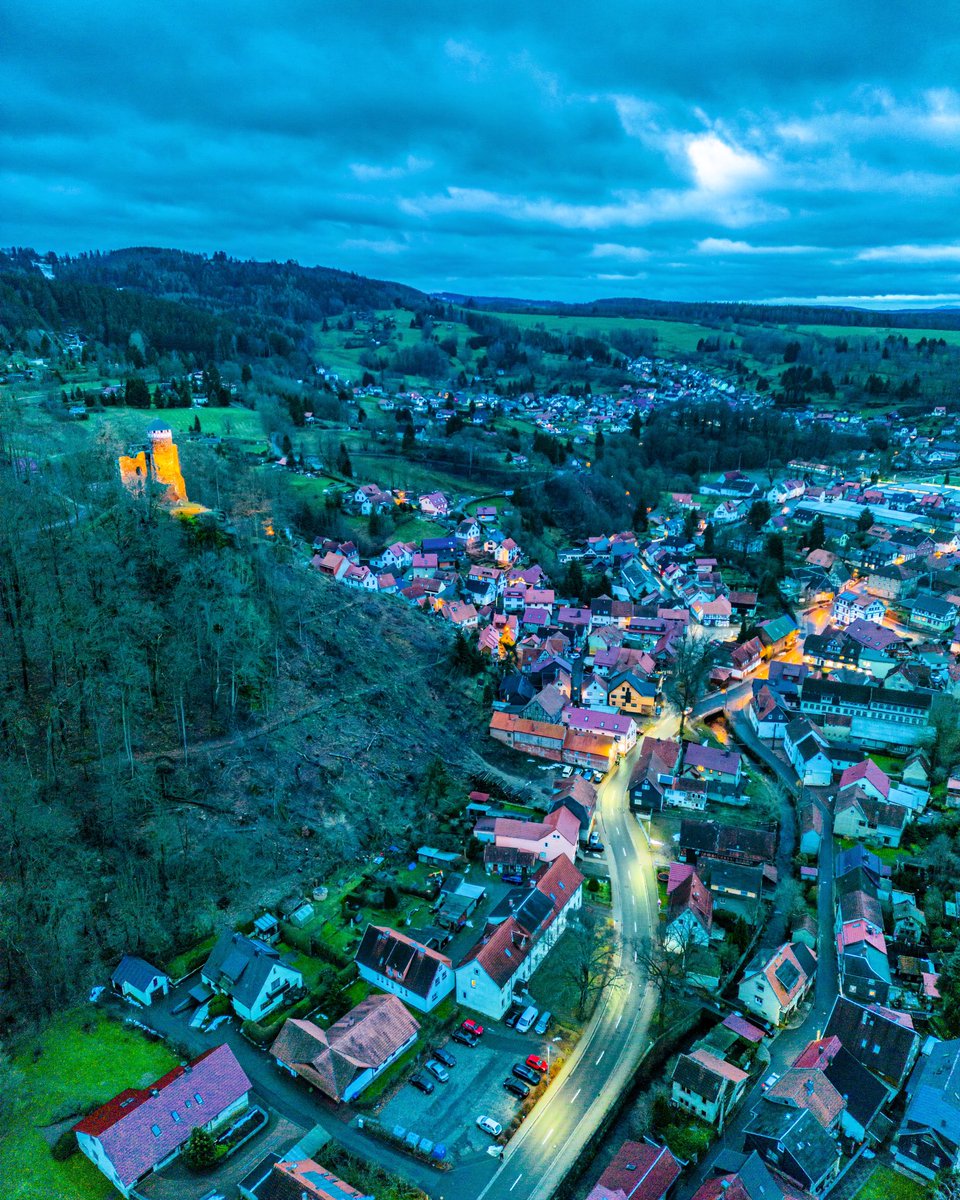 oliverhlavaty's tweet photo. 🔸 Night Sky 🌃 • Wow, selbst in den Abendstunden macht das Aushängeschild von #SteinbachHallenberg, die #Burgruine #Hallenburg einen guten Eindruck! Oder? ✨
.
.
#thüringen #oliverhlavatyphotographie #thüringerwald #prachtregion #schmalkaldenmeiningen #rennsteig https://t.co/6QAzENeFpk