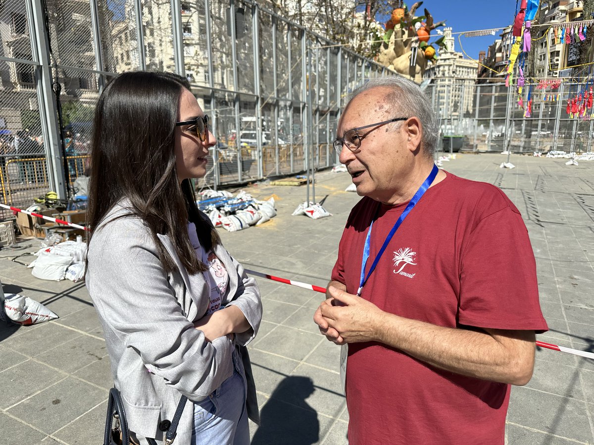 PIROART's tweet photo. Ayer estuvimos grabando un vídeo para Instagram sobre cómo es una mascletá, con la candidata Nuria Llopis. Fue durante el montaje de la 'disparà' de Tamarit, en la Plaza del Ayuntamiento de València. Fue un placer!
Aquí tenéis algunas fotos 📸 y el vídeo: https://t.co/3h3vPkQaWG https://t.co/mqhneZvxRY