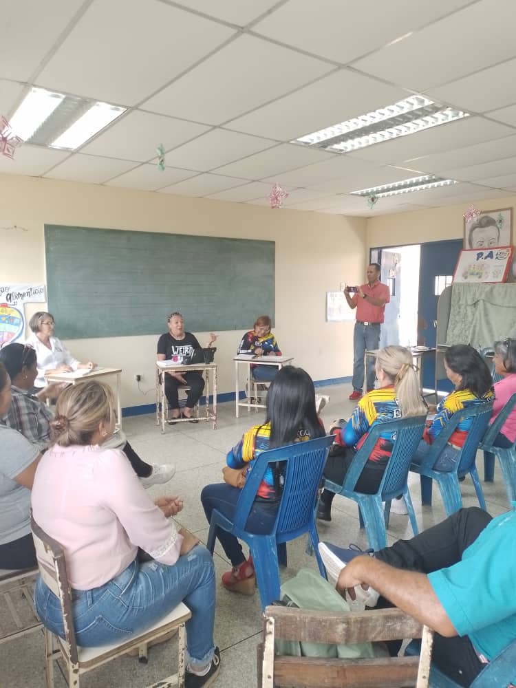 ActualZe's tweet photo. #15Marzo|Reunión con los voceros y supervisores del eje San Vicente, Corozo y Furrial. Con la finalidad de organizar la estructura del Centro de Desarrollo Educativo, contando con autoridades de la  Div. de CEUP ZE Monagas. 
@NicolasMaduro 
@_LaAvanzadora 
#ChávezHechoMillones https://t.co/Sxr3OYMreK