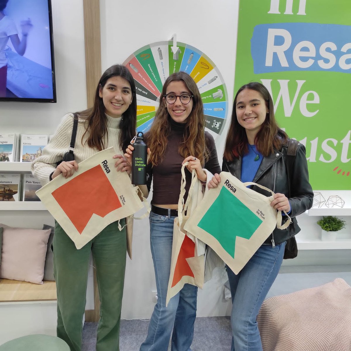 ComunidadResa's tweet photo. 1r día de @saloensenyament en @Fira_Barcelona ✅
Conoce las opciones de alojamiento que ofrecemos, descubre la #ResaLife y ¡participa en la ruleta de premios! 🎁
📍 Estamos en el Pabellón 1, Stand 632, ¡ven a vernos antes del domingo!
#ResidenciasResa #ResidenciaUniversitaria https://t.co/KShPbPh21S