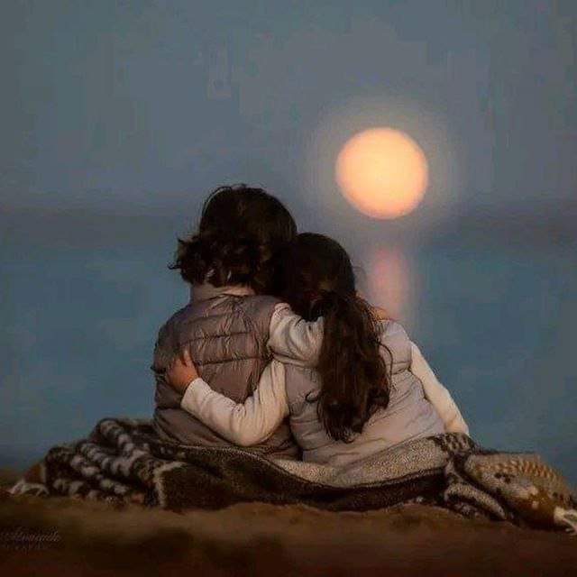 MustafaAbdulta3's tweet image. إن خيروك فاختر من يحسن إليك ويتشبث بك مهما كلفه الأمر
من يراك الأجمل دومًا ولا يرى غيرك وكأن الأرض جردت من كل شيء إلا منك ولا يستطيع الاستغناء عنك لأنك أثمن ما لديه
من يقدر كل تفاصيلك الصغيرةالتي تجعلك سعيدًا
من يعرج بك من أراضي الخيبة إلى سماوات الطمأنينة
إن خيروك فأحسن الإختيار