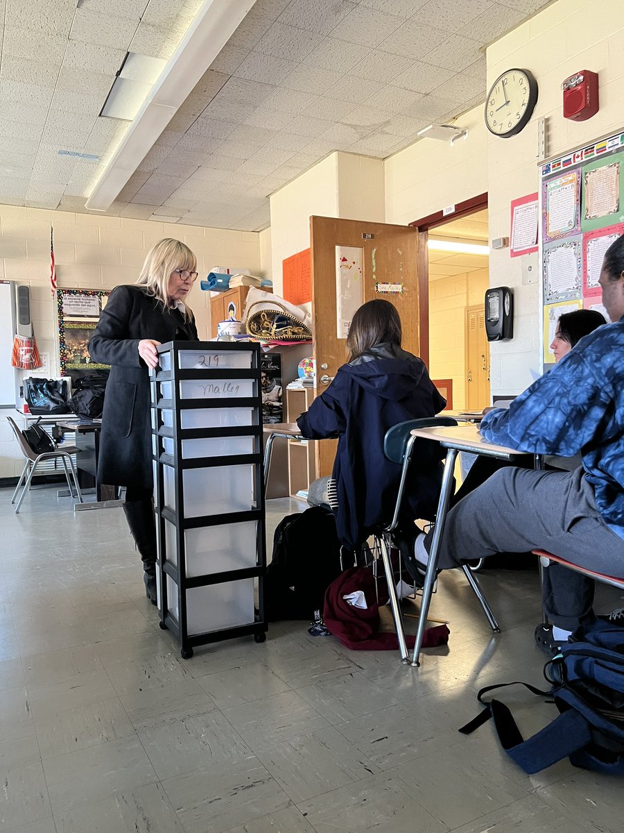 gcsd_wlenl's tweet photo. Travelers in Ms. Malleyโs class needed to wait on line to board their plane, show their passport and boarding pass, and express how they would be paying for in-flight extras, all in Spanish!โ๏ธ ๐ #glencovepride #sparkingcuriosity #flweek https://t.co/0oUykDAEiZ