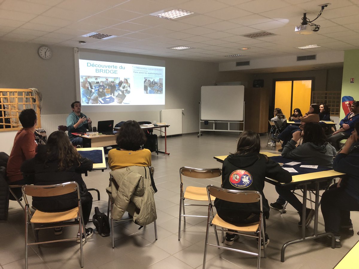 CamusPrincipal's tweet photo. Atelier bridge scolaire, dans le cadre de la @semainedesmaths «  maths à la carte » au collège @acamusnet, ouvert aux jeunes et leurs parents, plaisir de jouer , collaborer et raisonner . 🙏 à l’équipe de maths du collège pour l’animation @acpoitiers @DSDEN79 @v_guggiari https://t.co/ikIMcLht3U