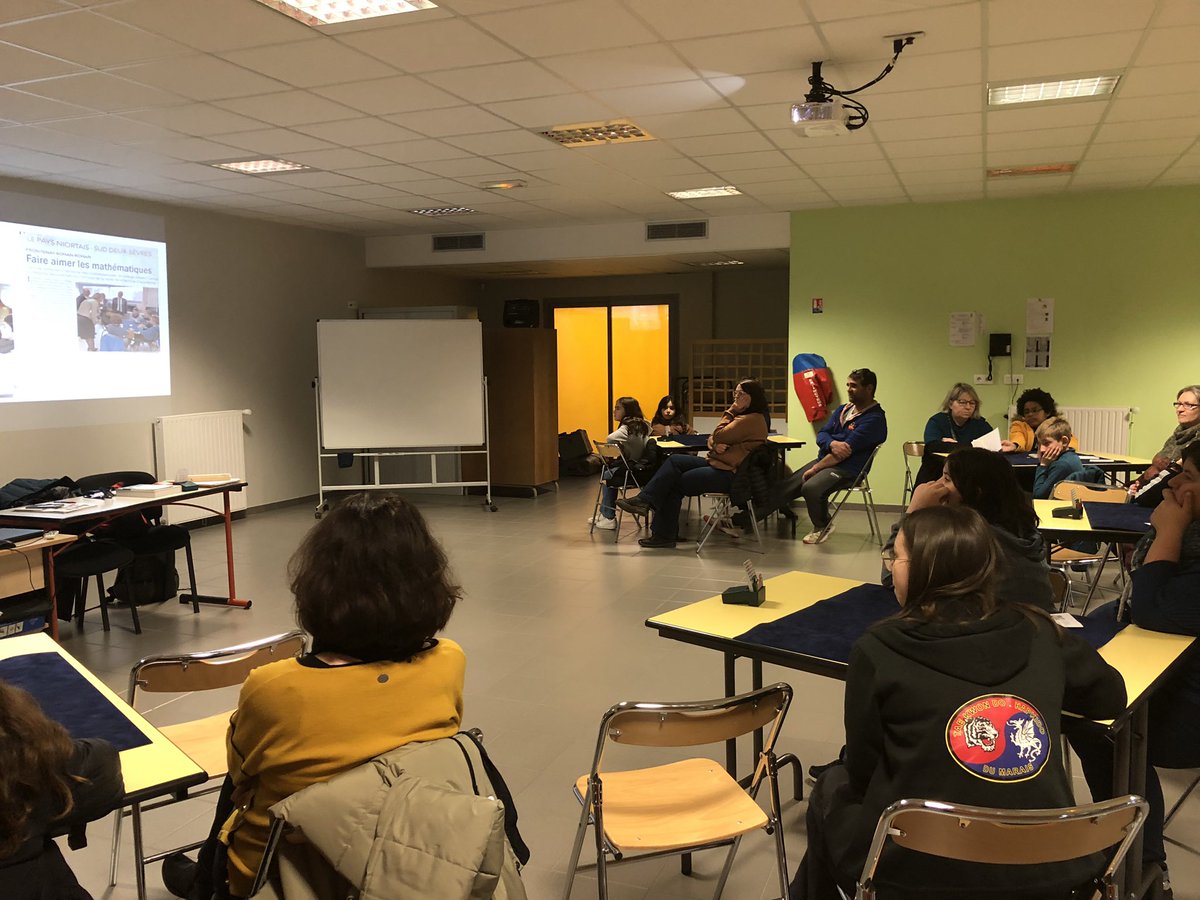 CamusPrincipal's tweet photo. Atelier bridge scolaire, dans le cadre de la @semainedesmaths «  maths à la carte » au collège @acamusnet, ouvert aux jeunes et leurs parents, plaisir de jouer , collaborer et raisonner . 🙏 à l’équipe de maths du collège pour l’animation @acpoitiers @DSDEN79 @v_guggiari https://t.co/ikIMcLht3U