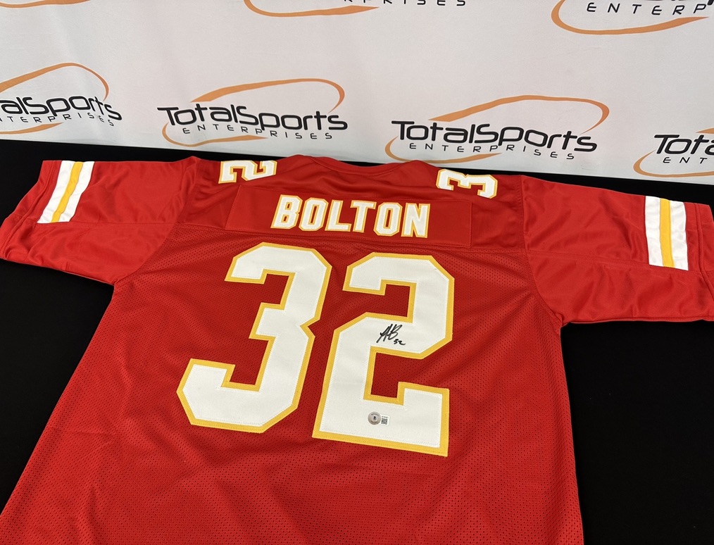 We're going to give a Nick Bolton autographed jersey to someone who retweets this tweet AND follows us!

We'll pick a winner on Monday 3/20!

(Note: we will NOT message you asking for credit card information.)