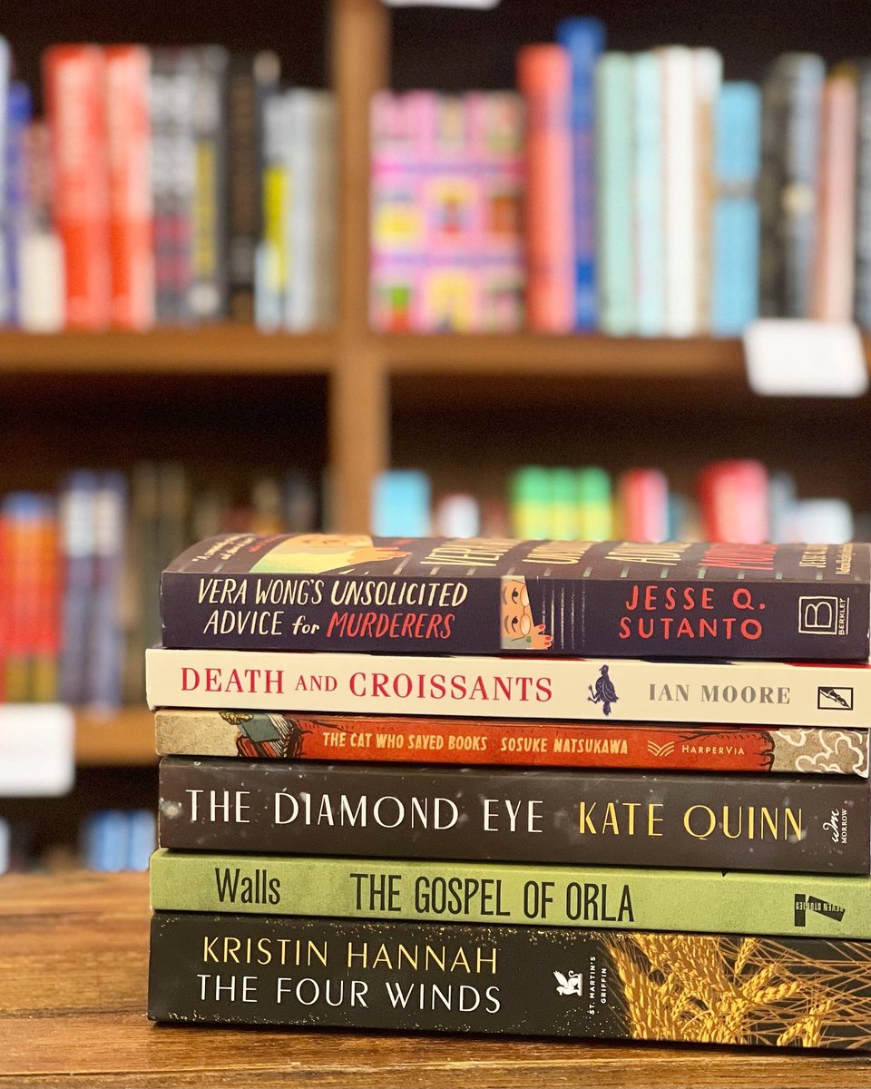 We heard you were looking for new books! We delivered! The latest celeb memoir, a thrilling mystery, new paperbacks - did we mention signed copies?? 📚📚📚📚 #wesrjjulia 
Which signed book/s do you own?
