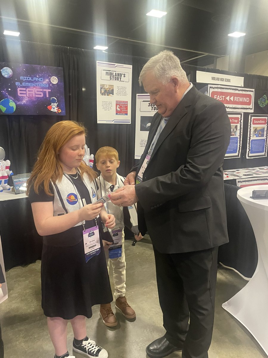 MidlandElem's tweet photo. What an amazing opportunity! Our booth was visited by Tim Stephenson, founder of E.A.S.T.    After Edie pitched to him, he presented her with the Difference Maker ribbon, one of only 2 ribbons he gives out each year at EAST Con.
#SmallSchoolStrong #EastCon23 #MoveWithMidland https://t.co/HhEc08IsI4