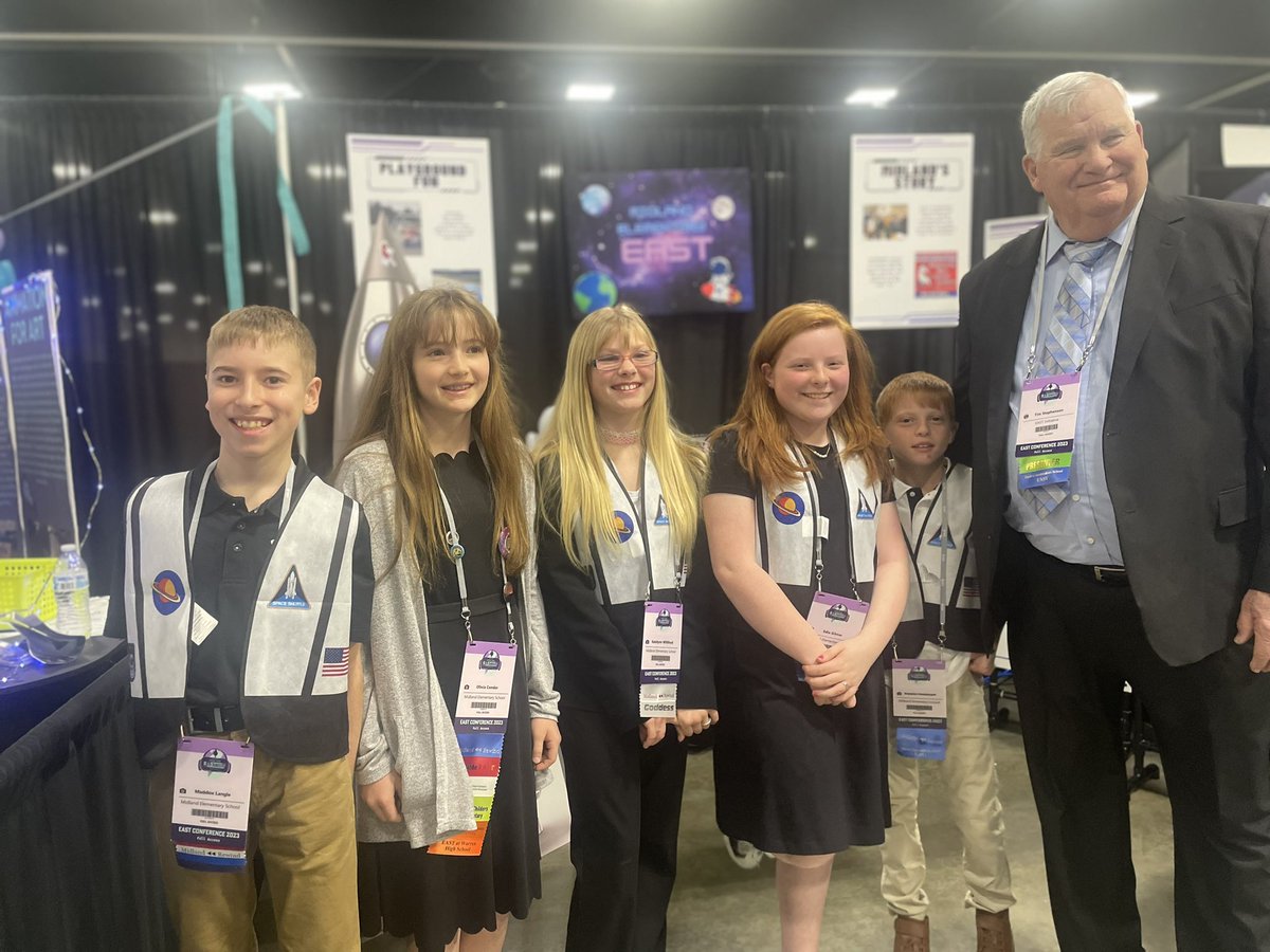 MidlandElem's tweet photo. What an amazing opportunity! Our booth was visited by Tim Stephenson, founder of E.A.S.T.    After Edie pitched to him, he presented her with the Difference Maker ribbon, one of only 2 ribbons he gives out each year at EAST Con.
#SmallSchoolStrong #EastCon23 #MoveWithMidland https://t.co/HhEc08IsI4