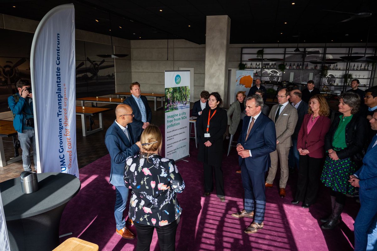 Minister Harbers kwam maandag op bezoek. Met onze partners gingen we met hem in gesprek over onze duurzame initiatieven en samenwerkingen. De minister was onder de indruk: “Dit biedt kans op een mooie toekomst. Niet alleen voor GAE, maar ook voor de verduurzaamde luchtvaart”